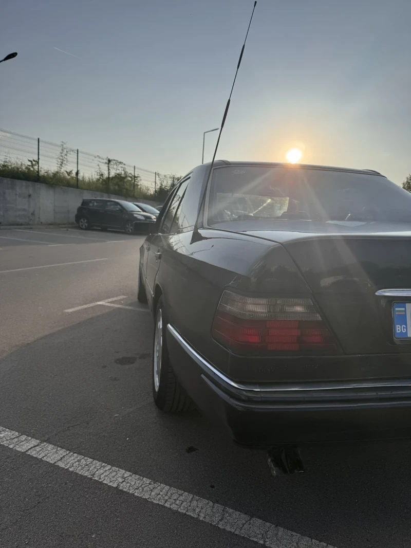 Mercedes-Benz E 220, снимка 9 - Автомобили и джипове - 52429085