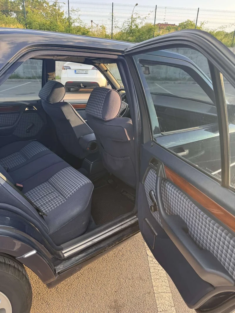 Mercedes-Benz E 220, снимка 12 - Автомобили и джипове - 52429085