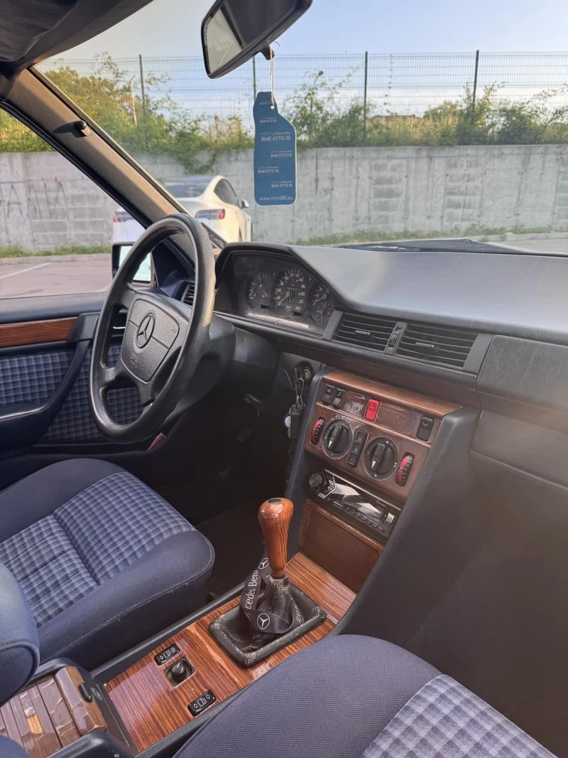Mercedes-Benz E 220, снимка 14 - Автомобили и джипове - 52429085