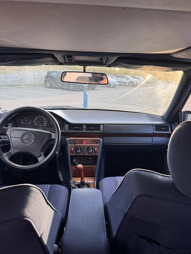 Mercedes-Benz E 220, снимка 11 - Автомобили и джипове - 52429085