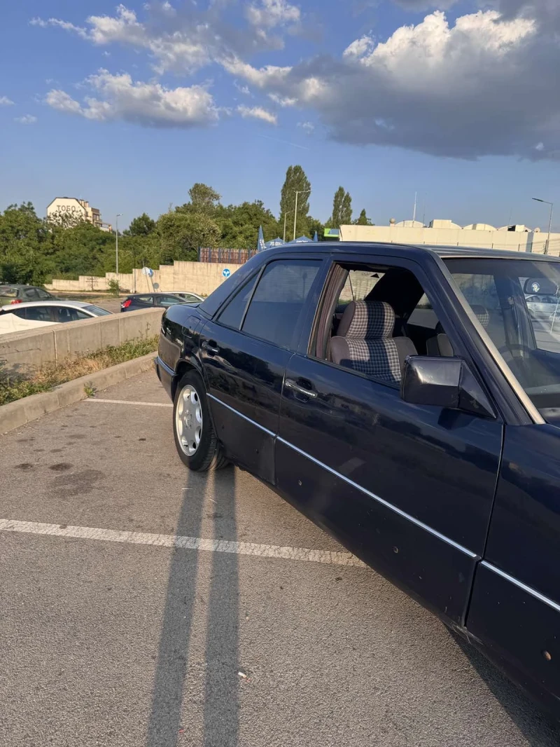 Mercedes-Benz E 220, снимка 17 - Автомобили и джипове - 52429085