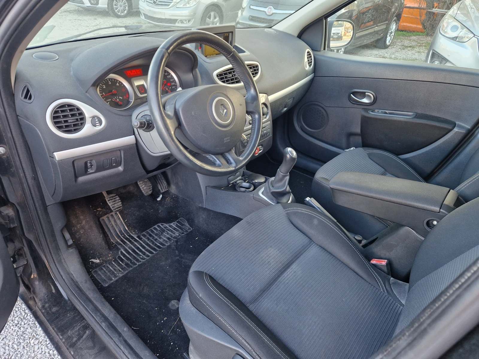 Renault Clio 1.5DCI/NAVI, снимка 7 - Автомобили и джипове - 53816134