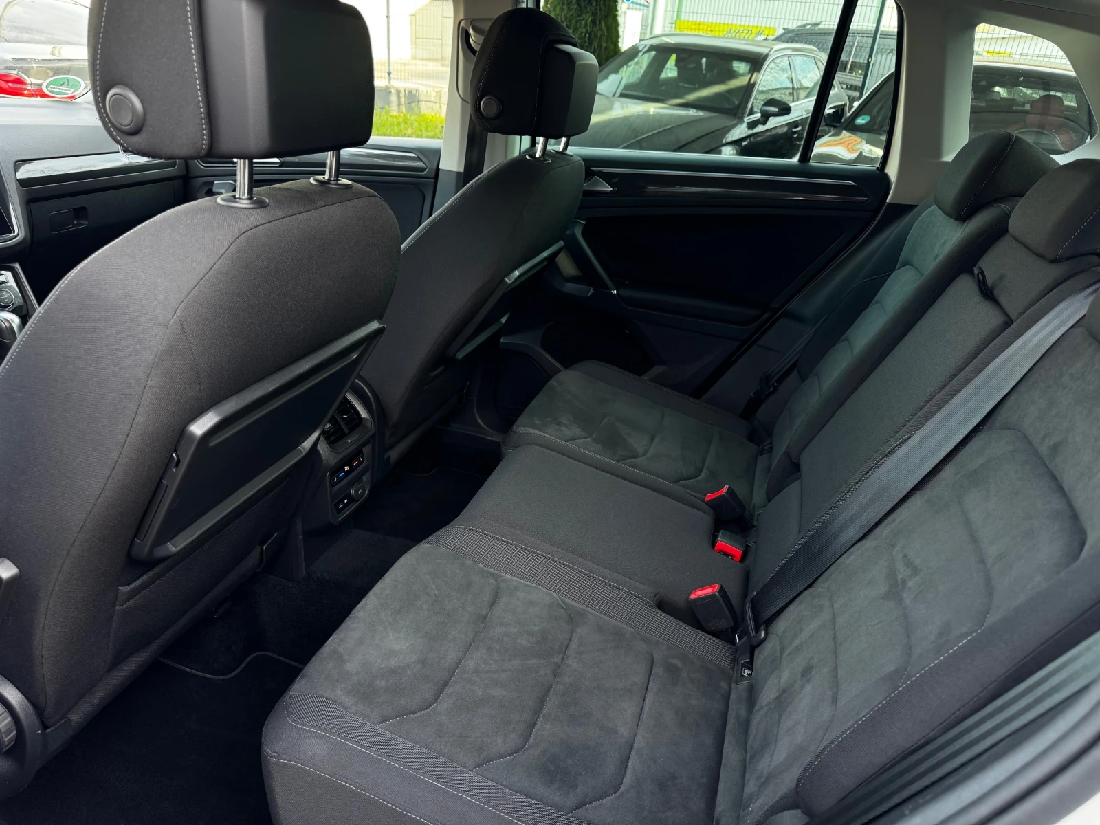 VW Tiguan 2.0 TSI 4Motion DSG R-Line Distronic AppleCarPlay | Mobile.bg � ����������� 12