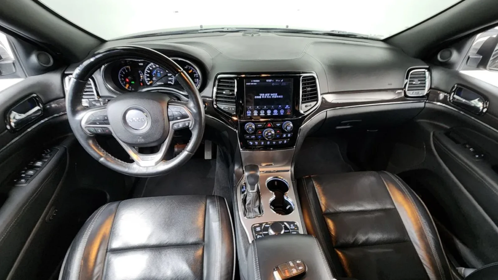 Jeep Grand cherokee 3.6 OVERLAND/ ОБДУХВАНЕ / DISTRONIC / PANO, снимка 7 - Автомобили и джипове - 54781863