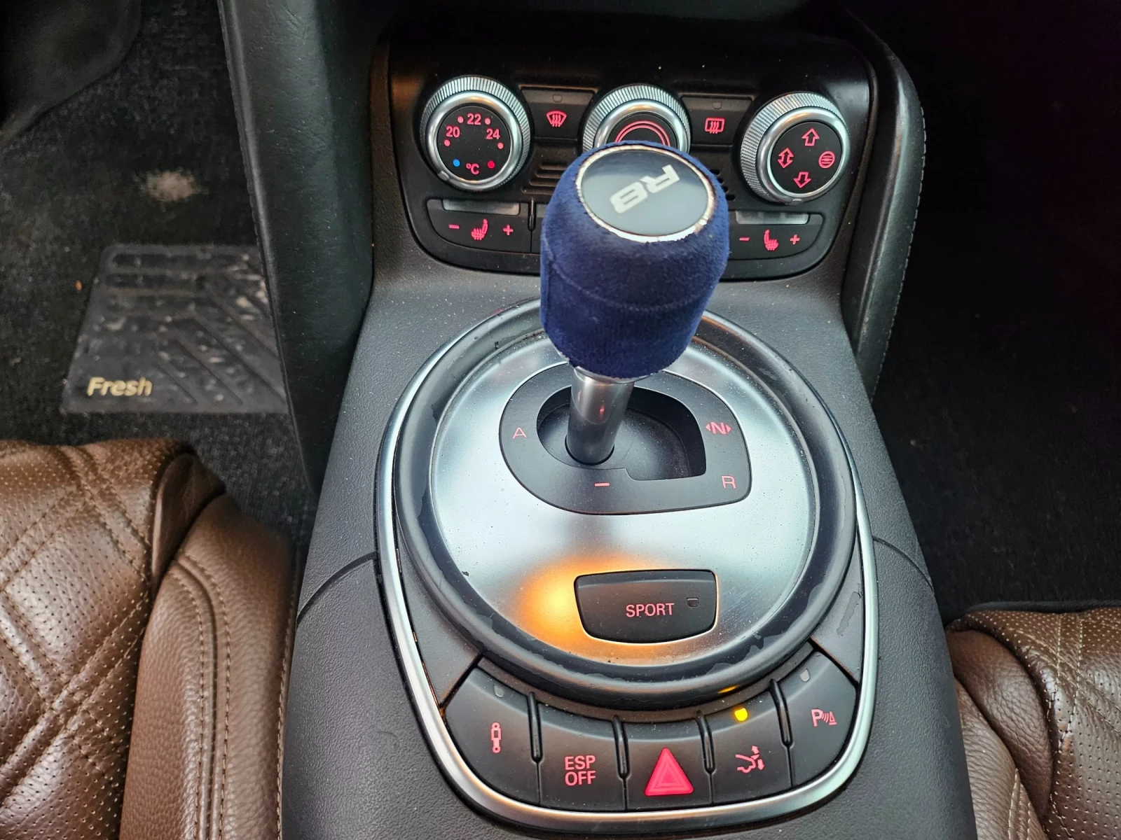 Audi R8 CARBON, снимка 15 - Автомобили и джипове - 54358895