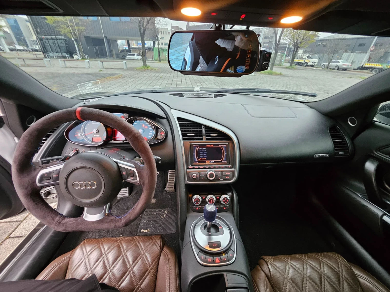 Audi R8 CARBON, снимка 11 - Автомобили и джипове - 54358895