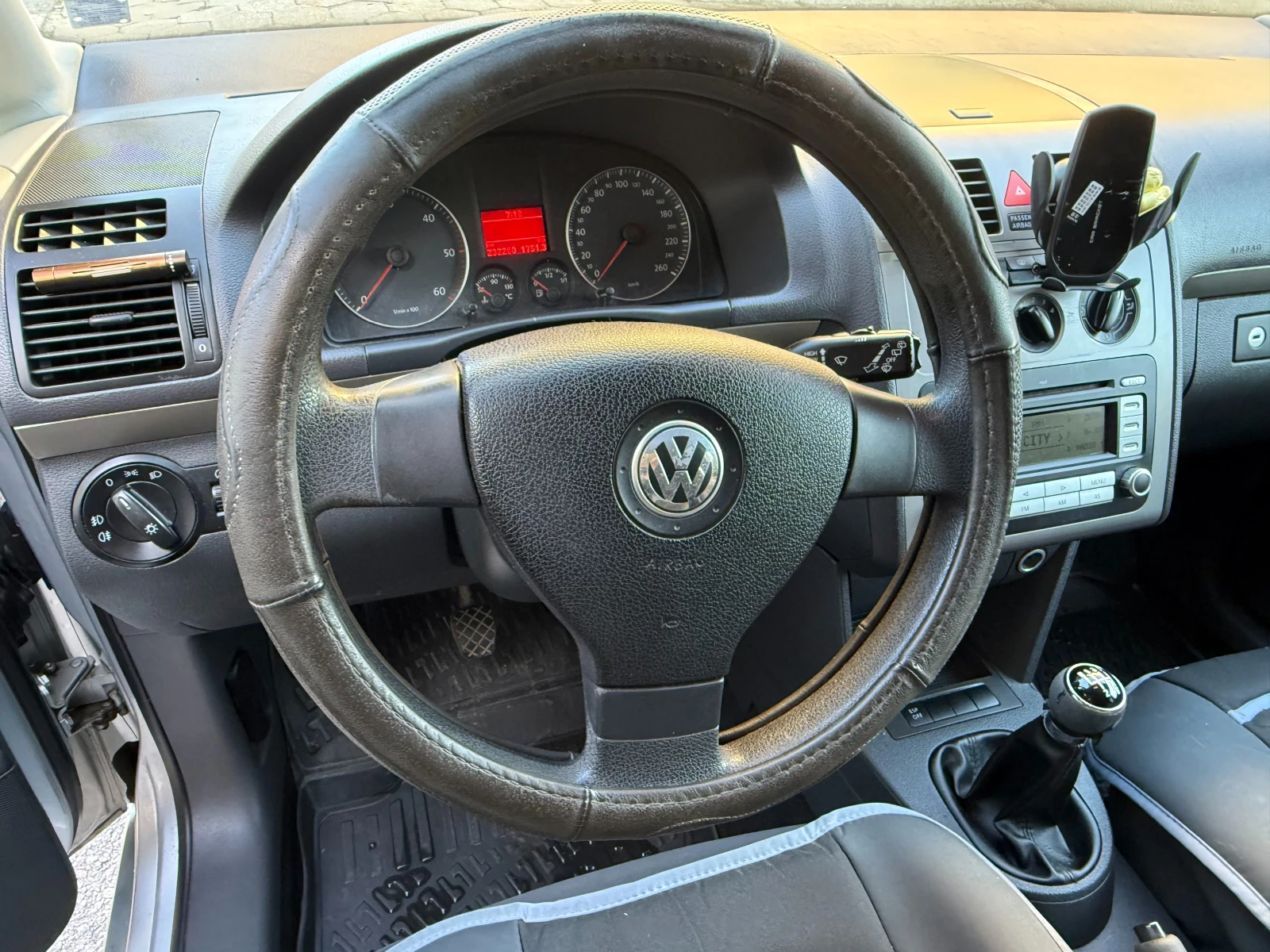 VW Touran, снимка 12 - Автомобили и джипове - 56322706