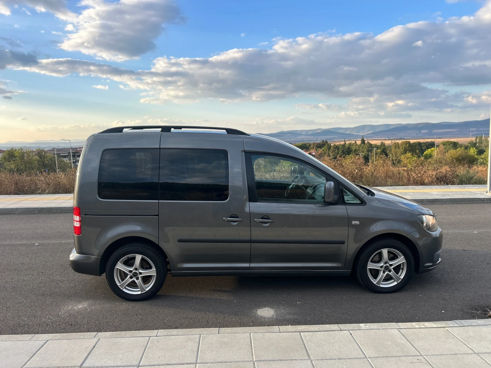 VW Caddy 2.0 TDi 140k.c, снимка 7 - Автомобили и джипове - 56376423