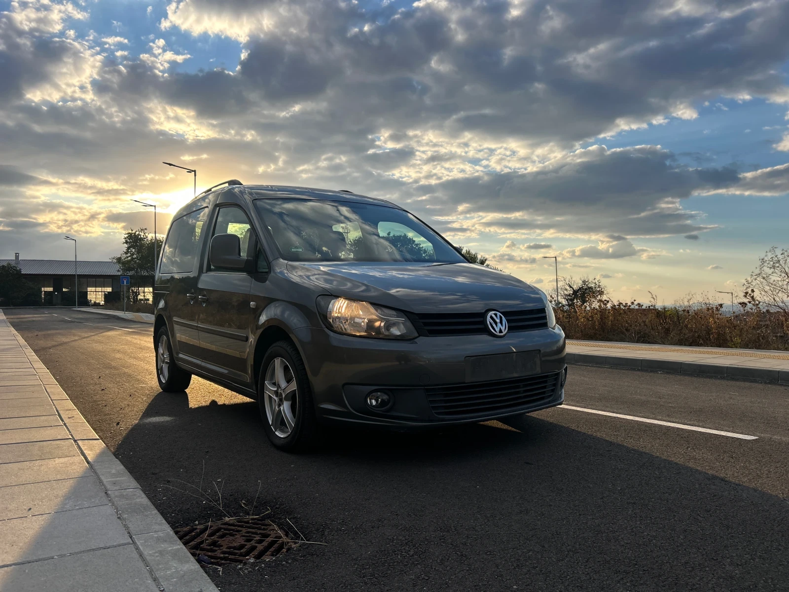 VW Caddy 2.0 TDi 140k.c, снимка 2 - Автомобили и джипове - 56376423