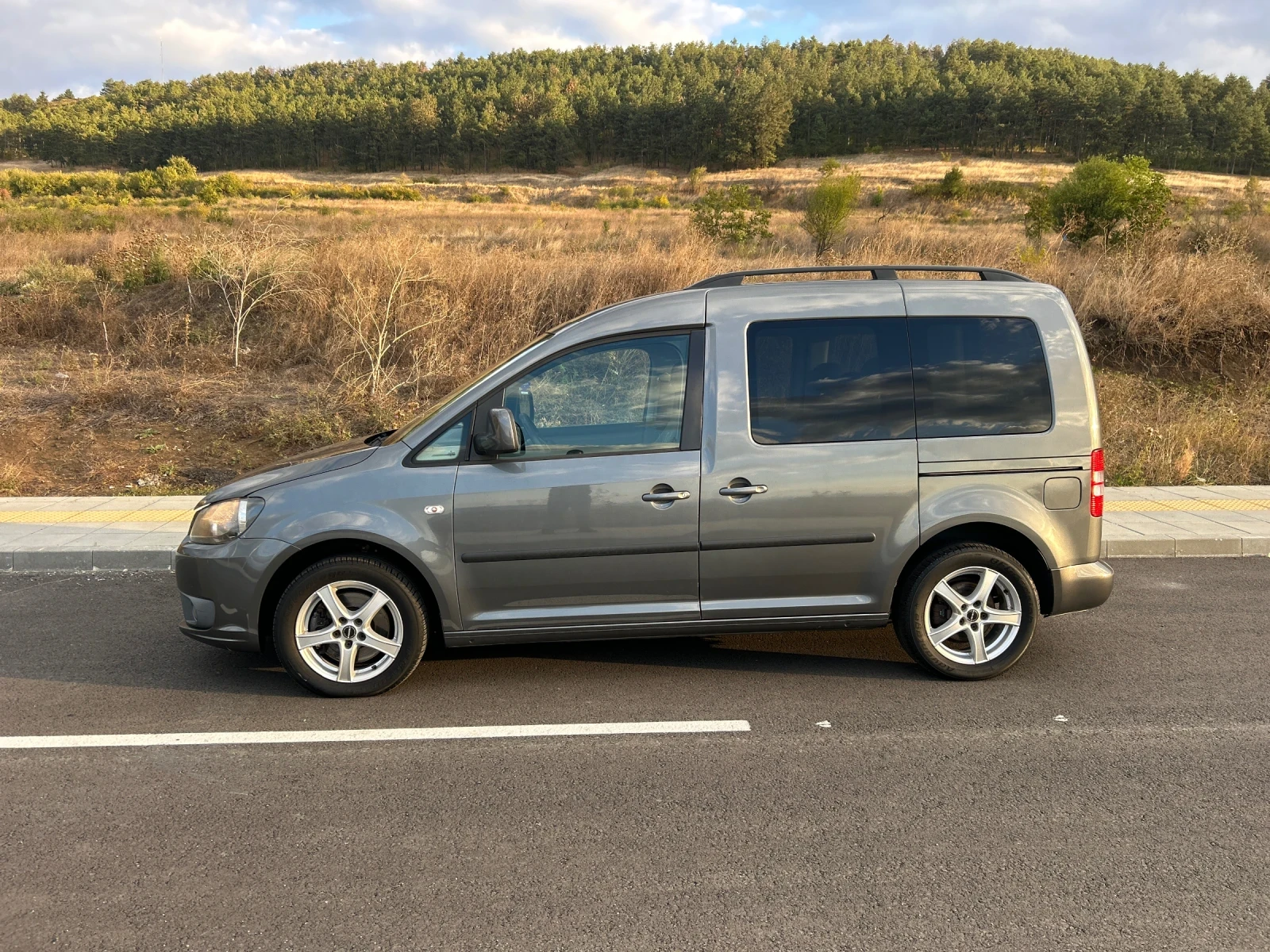 VW Caddy 2.0 TDi 140k.c, снимка 3 - Автомобили и джипове - 56376423