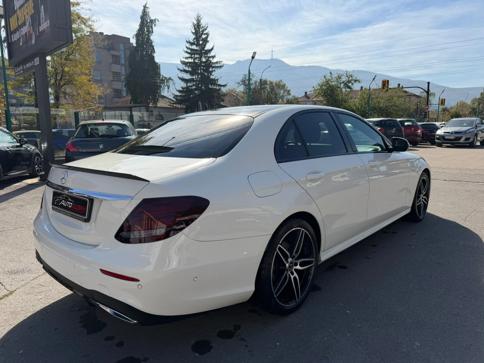 Mercedes-Benz E 220 4MATIC, снимка 4 - Автомобили и джипове - 56598555