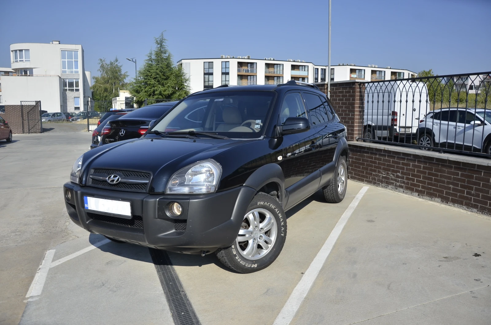 Hyundai Tucson РЕГИСТРИРАН , ОБСЛУЖЕН, 2 КОМПЛ. ГУМИ, снимка 3 - Автомобили и джипове - 54071524