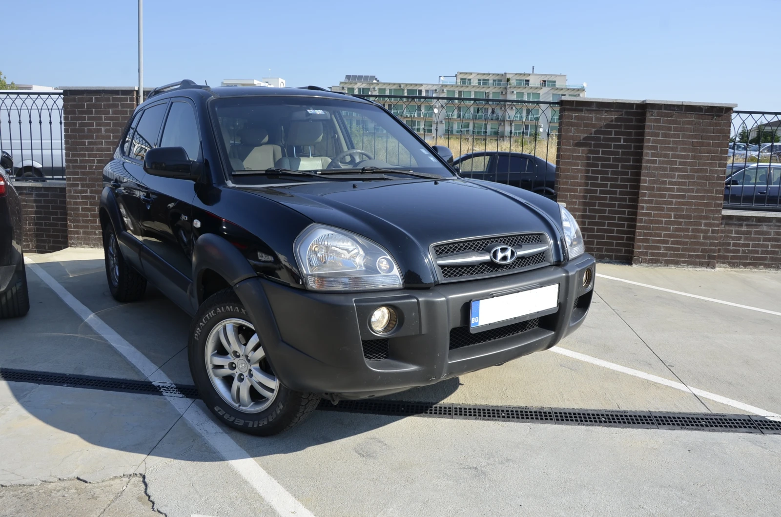 Hyundai Tucson РЕГИСТРИРАН , ОБСЛУЖЕН, 2 КОМПЛ. ГУМИ, снимка 4 - Автомобили и джипове - 54071524