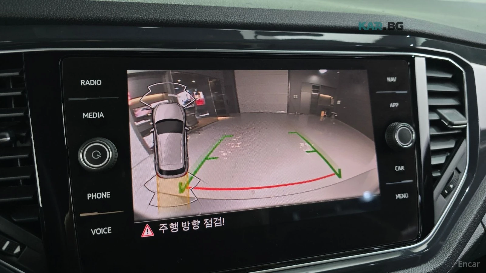 VW T-Roc * ПАНО* KEYLESS* Camera* ПОДГРЕВ* , снимка 14 - Автомобили и джипове - 55087162