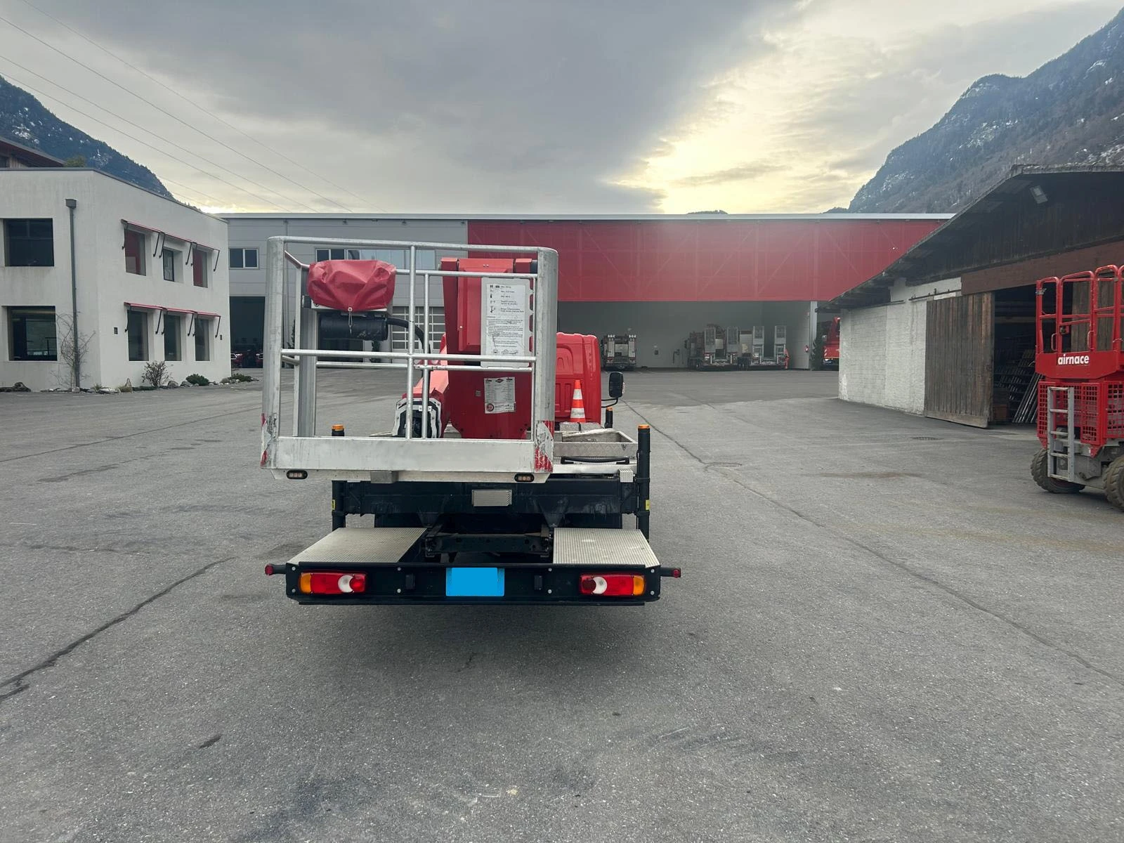 Автовишка Versalift 24м 220кг VTX-240 - изображение 4