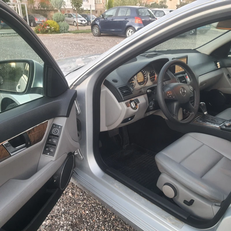 Mercedes-Benz C 220 Avantgarde, снимка 8 - Автомобили и джипове - 51728955