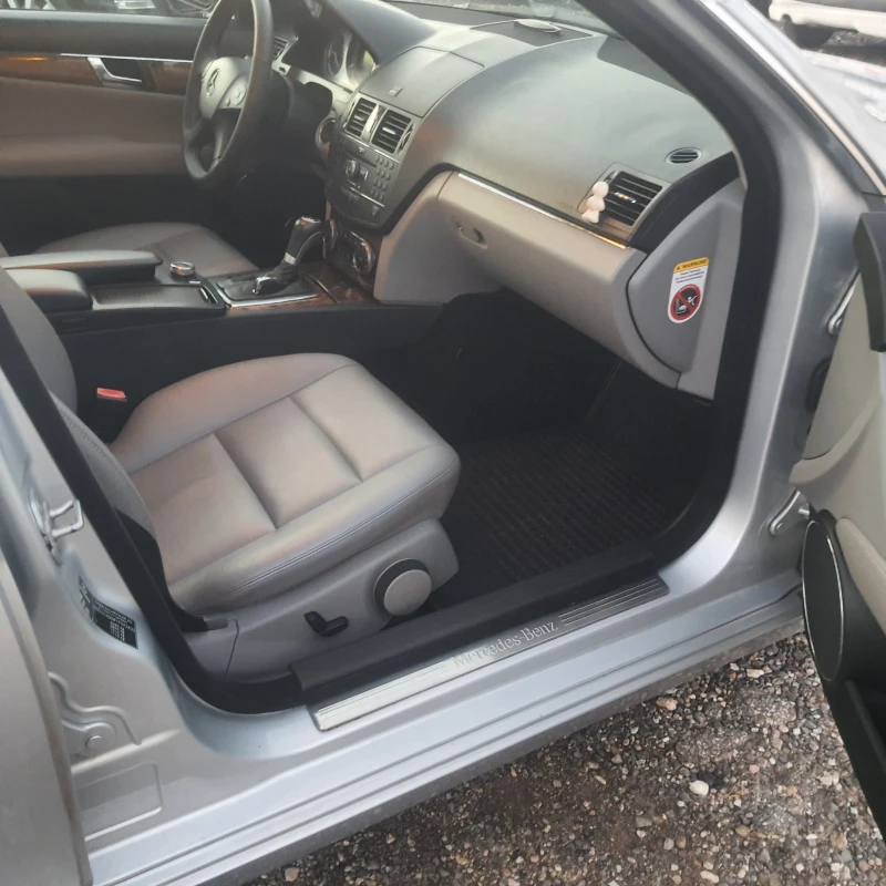 Mercedes-Benz C 220 Avantgarde, снимка 13 - Автомобили и джипове - 51728955