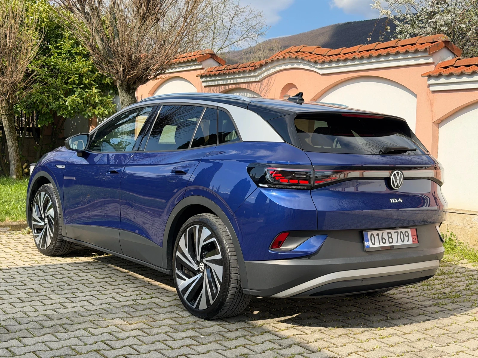 VW ID.4 1stPro/82kw/Pano/360/Memory/HeadUp/104km, снимка 4 - Автомобили и джипове - 53818722