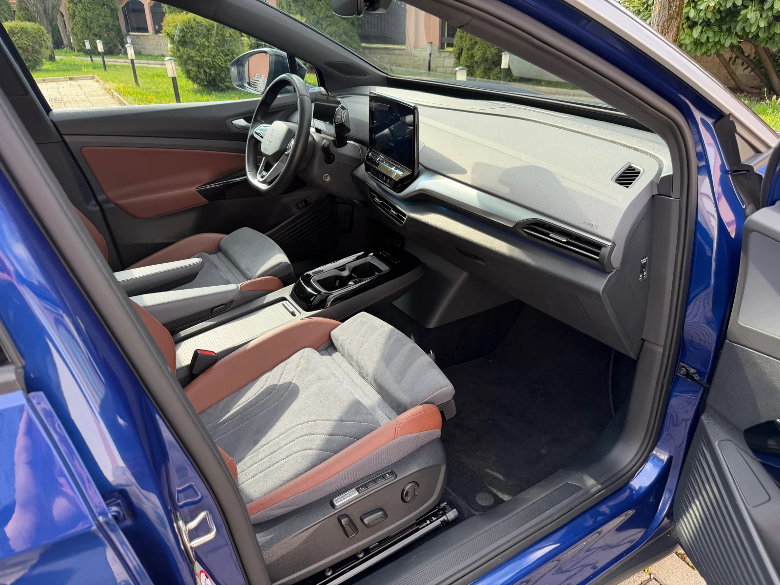 VW ID.4 1stPro/82kw/Pano/360/Memory/HeadUp/104km, снимка 11 - Автомобили и джипове - 53818722