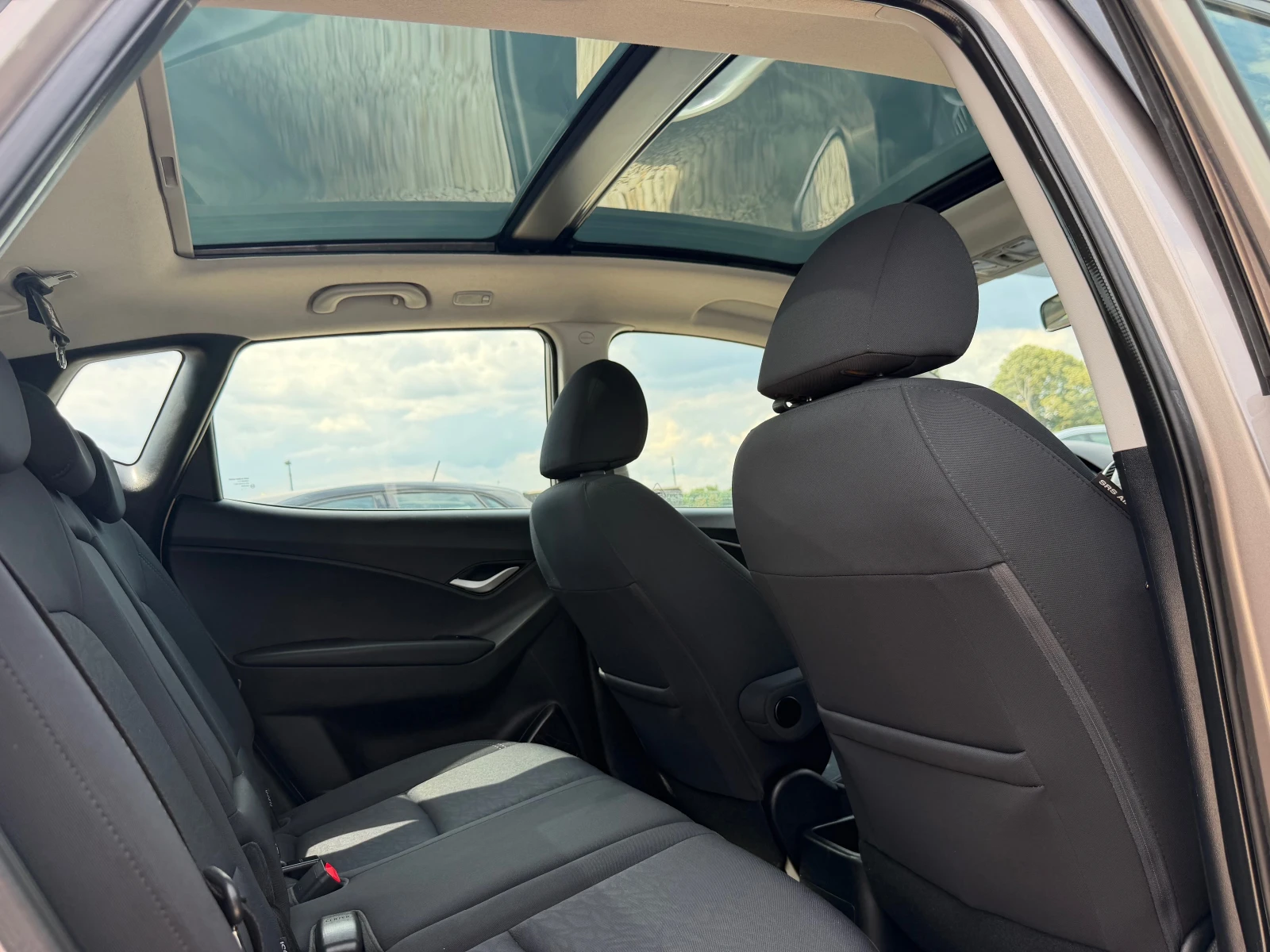 Hyundai Ix20 FACELIFT 1.4CRDI 90 CV XPOSSIBLE, снимка 13 - Автомобили и джипове - 55407452
