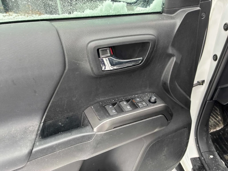 Toyota Tacoma * 4x4 Double Cab Auto * CARFAX * БЕЗ ПЪРВОНАЧАЛНА , снимка 11 - Автомобили и джипове - 52990855