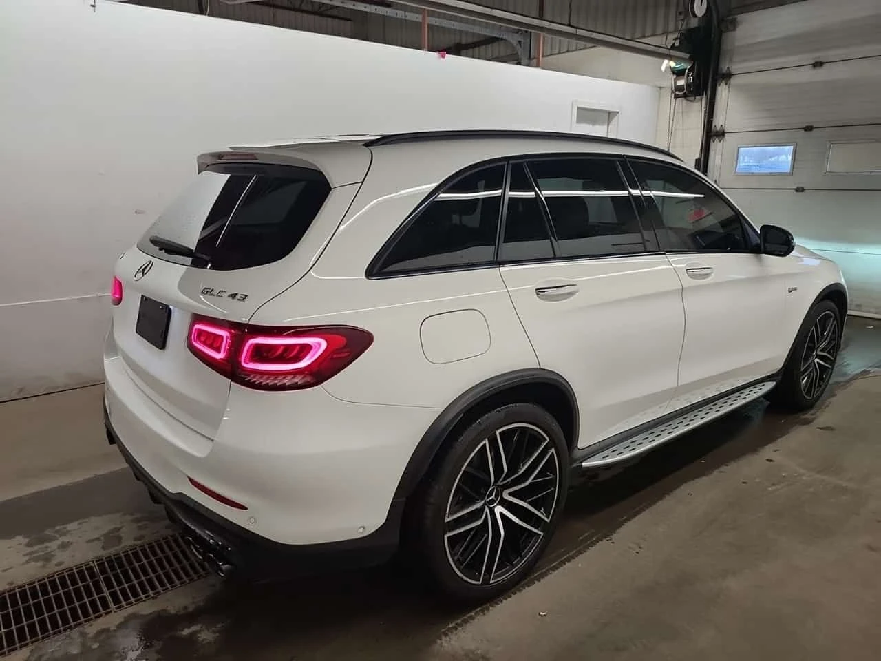 Mercedes-Benz GLC 43 AMG 4MATIC * DISTRONIC* AMBIENTNO* PANORAMA* , снимка 3 - Автомобили и джипове - 53913722