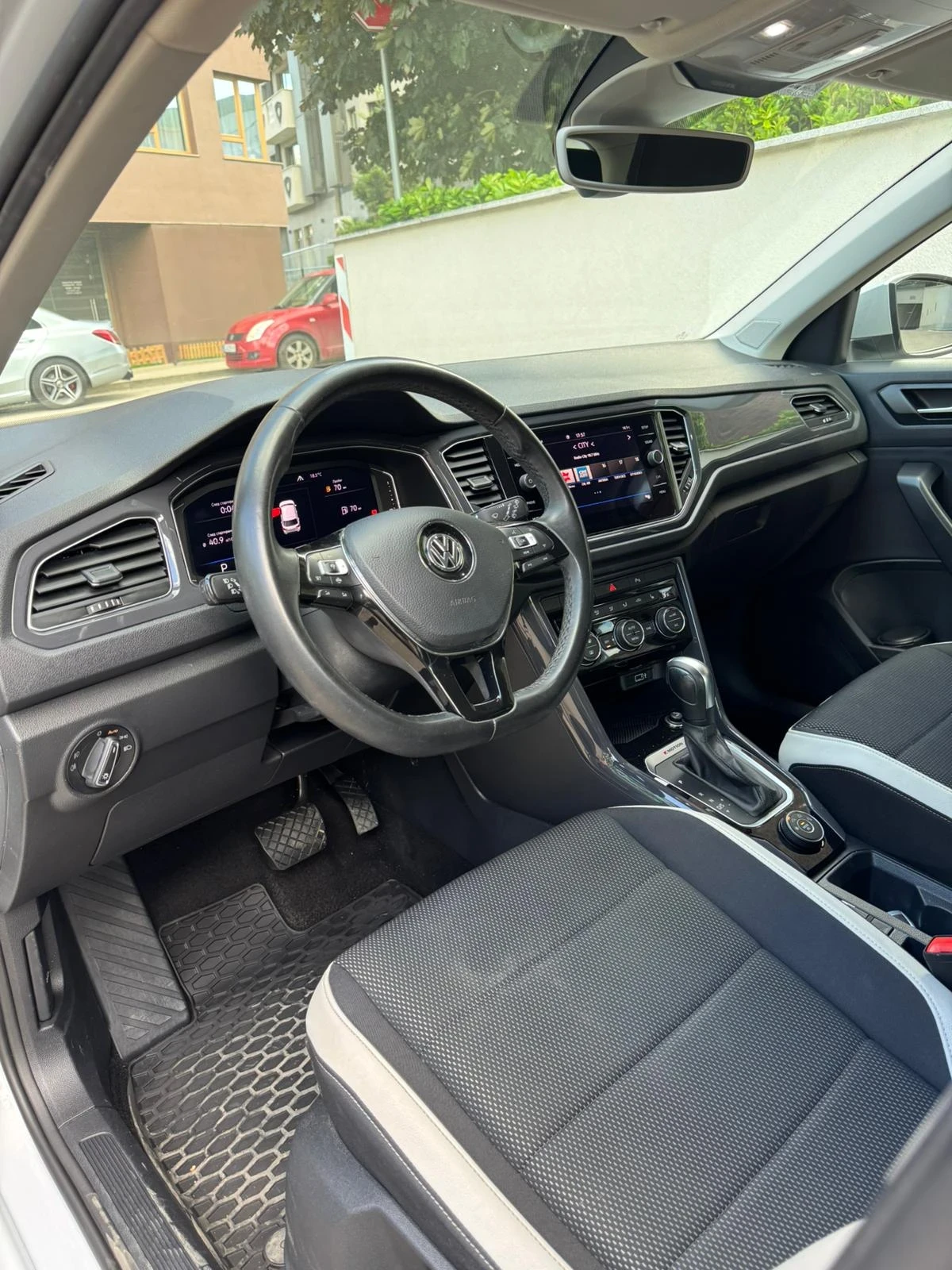 VW T-Roc T-Roc 2.0 AMT (190hp), снимка 13 - Автомобили и джипове - 55000488