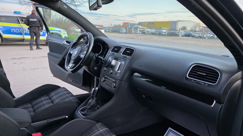 VW Golf GTI/НА КОЛЕДНА ЦЕНА, снимка 15 - Автомобили и джипове - 52915220