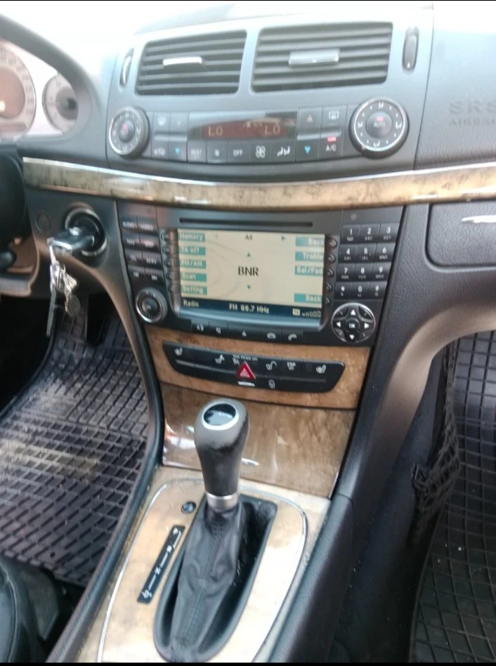 Mercedes-Benz E 320, снимка 9 - Автомобили и джипове - 53359839