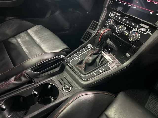 VW Golf GTI 2.0T* AвтоКредит* (ЦЕНА ДО БГ), снимка 12 - Автомобили и джипове - 53927494