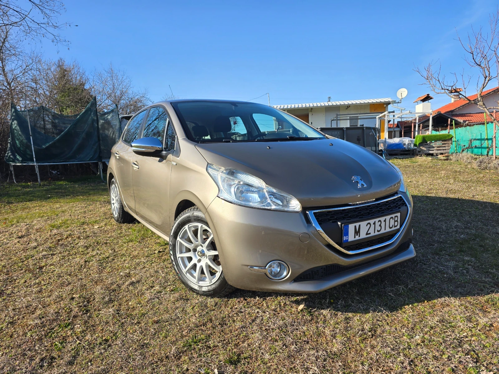 Peugeot 208 1.4 HDi/ Навигация / Парктроник/ Нови гуми