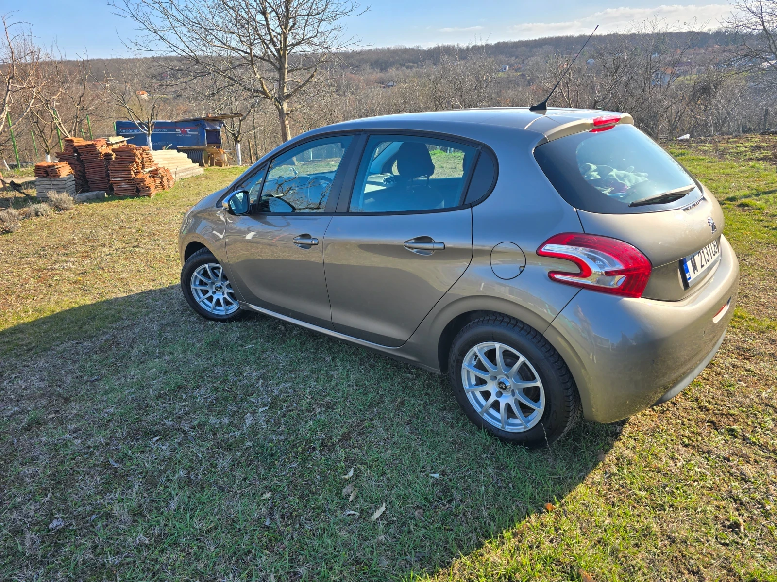 Peugeot 208 1.4 HDi/ Навигация / Парктроник/ Нови гуми, снимка 6 - Автомобили и джипове - 53831542