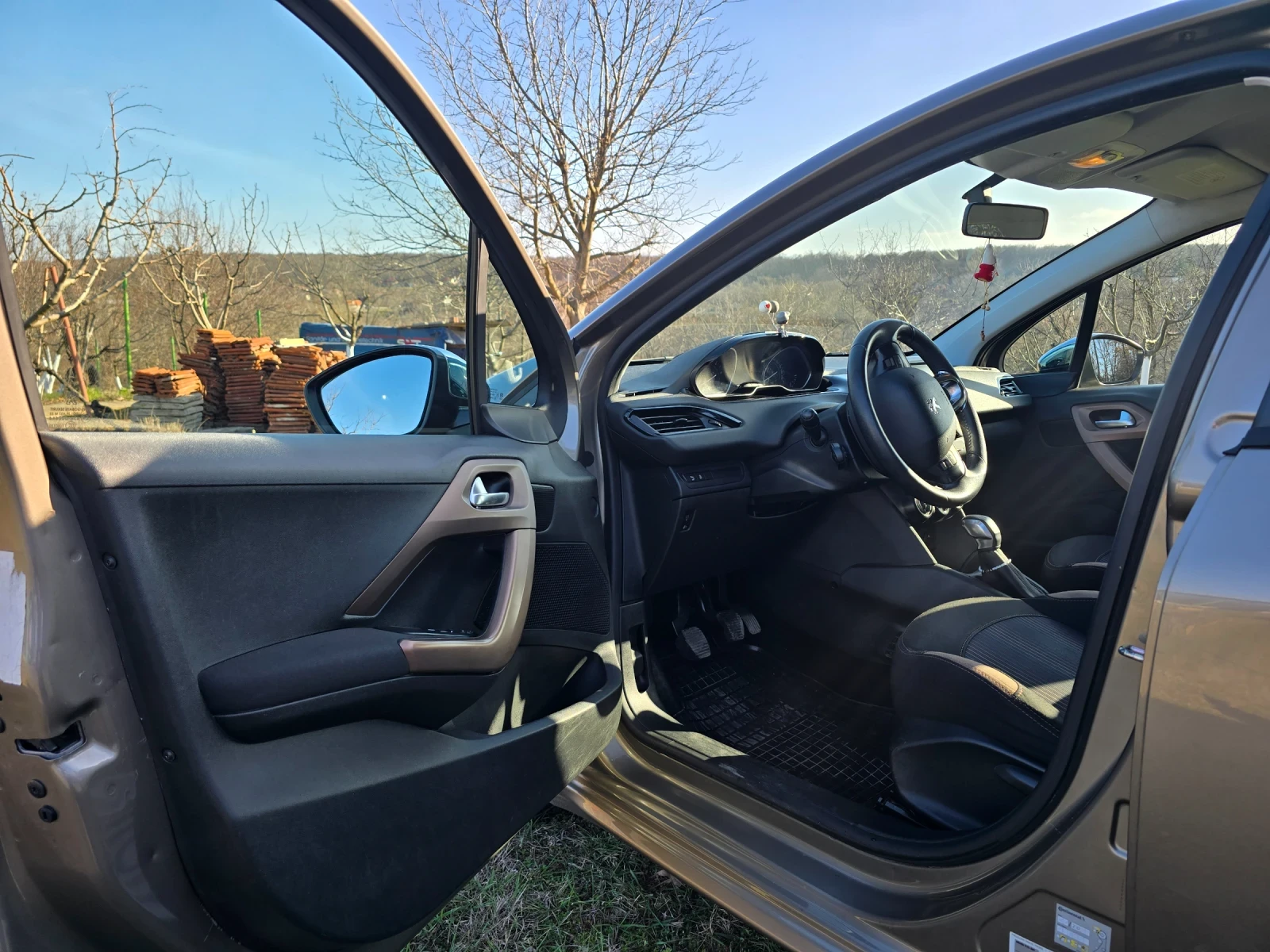 Peugeot 208 1.4 HDi/ Навигация / Парктроник/ Нови гуми, снимка 7 - Автомобили и джипове - 53831542