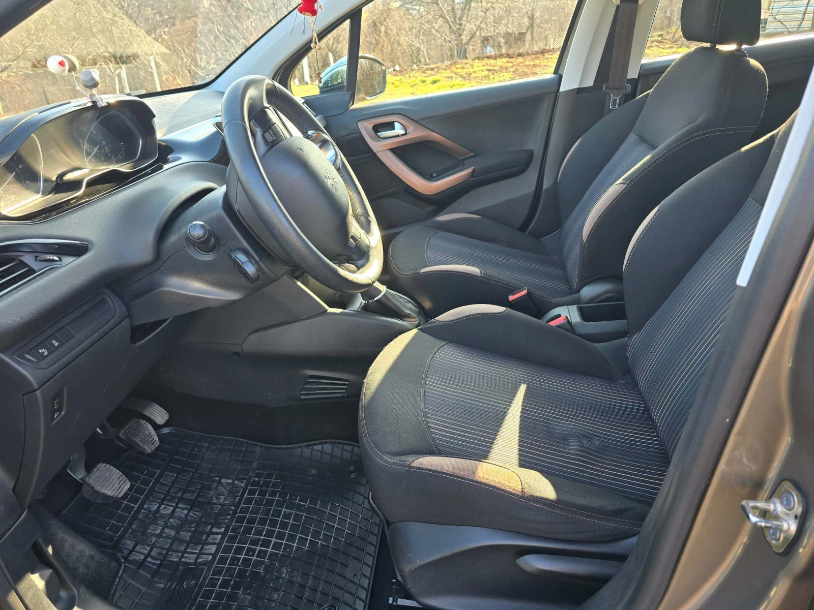 Peugeot 208 1.4 HDi/ Навигация / Парктроник/ Нови гуми, снимка 9 - Автомобили и джипове - 53831542