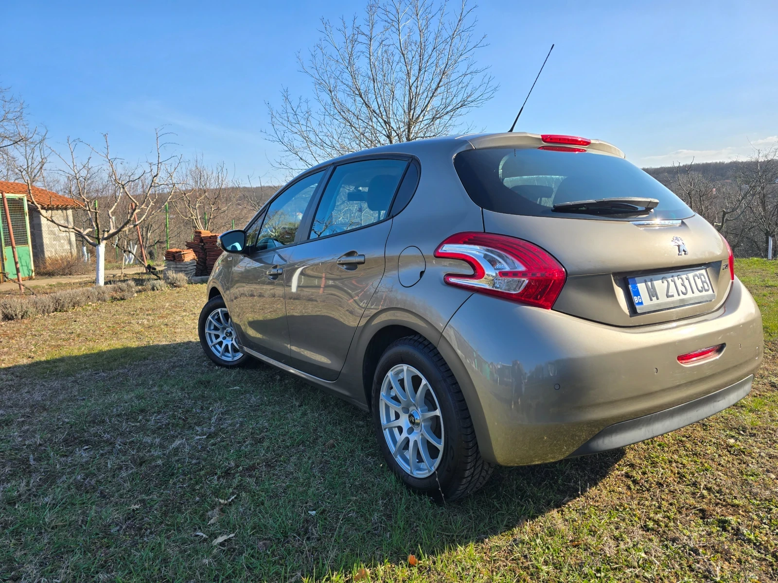 Peugeot 208 1.4 HDi/ Навигация / Парктроник/ Нови гуми, снимка 5 - Автомобили и джипове - 53831542