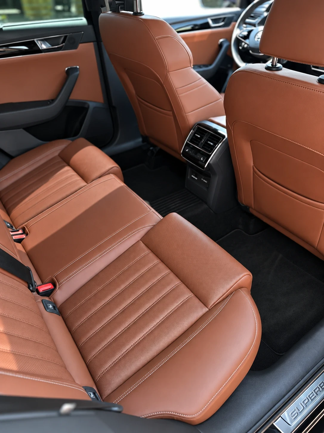 Skoda Superb 2.0 TDI  DSG   Laurin & Klement 4х4, снимка 6 - Автомобили и джипове - 54865327