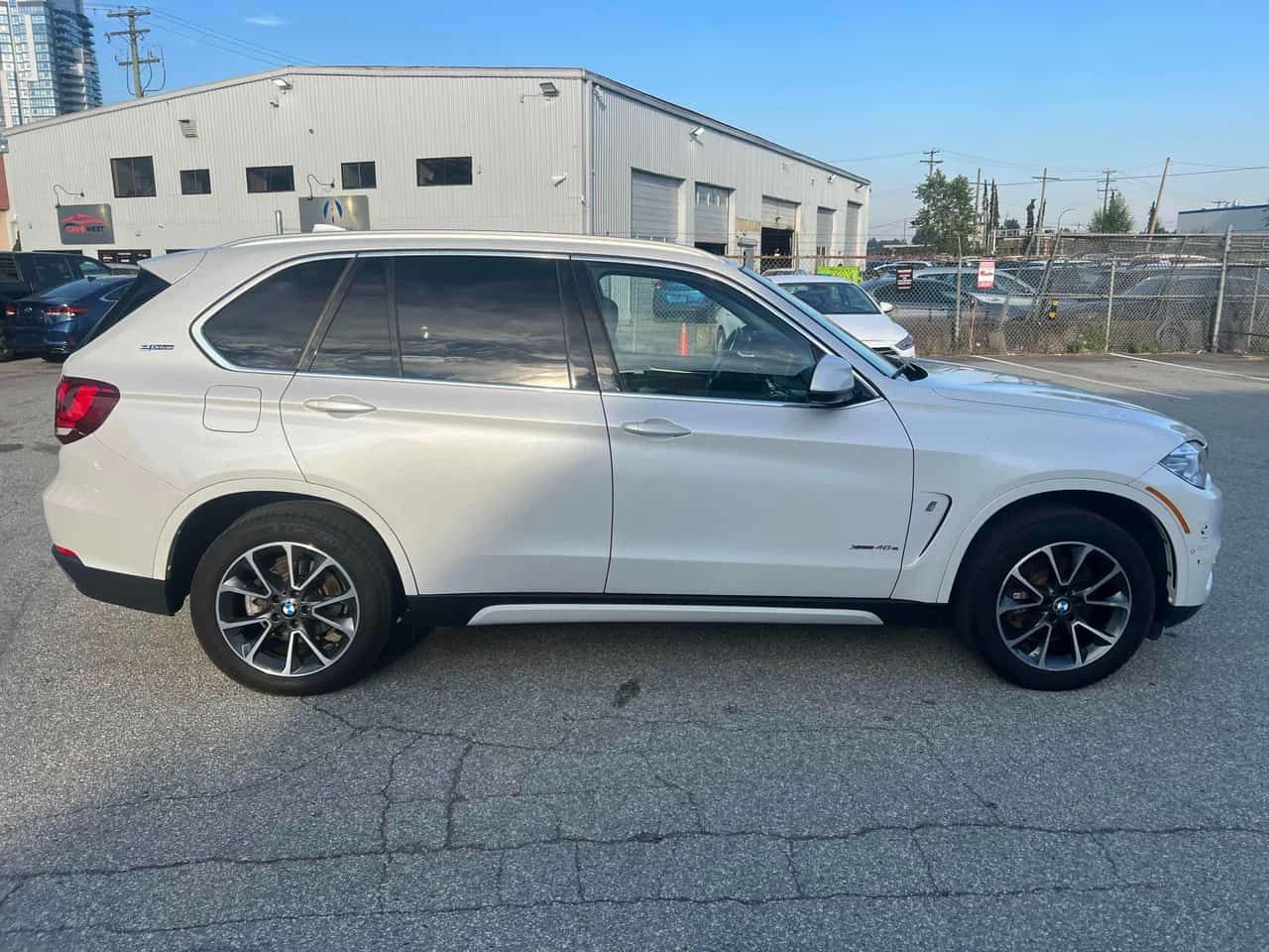 BMW X5 xDrive40e | CARFAX | АВТОКРЕДИТ БЕЗ ПЪРВОНАЧАЛНА , снимка 4 - Автомобили и джипове - 55373691