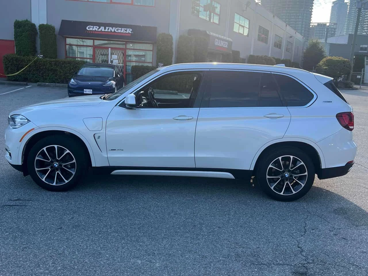 BMW X5 xDrive40e | CARFAX | АВТОКРЕДИТ БЕЗ ПЪРВОНАЧАЛНА , снимка 3 - Автомобили и джипове - 55373691