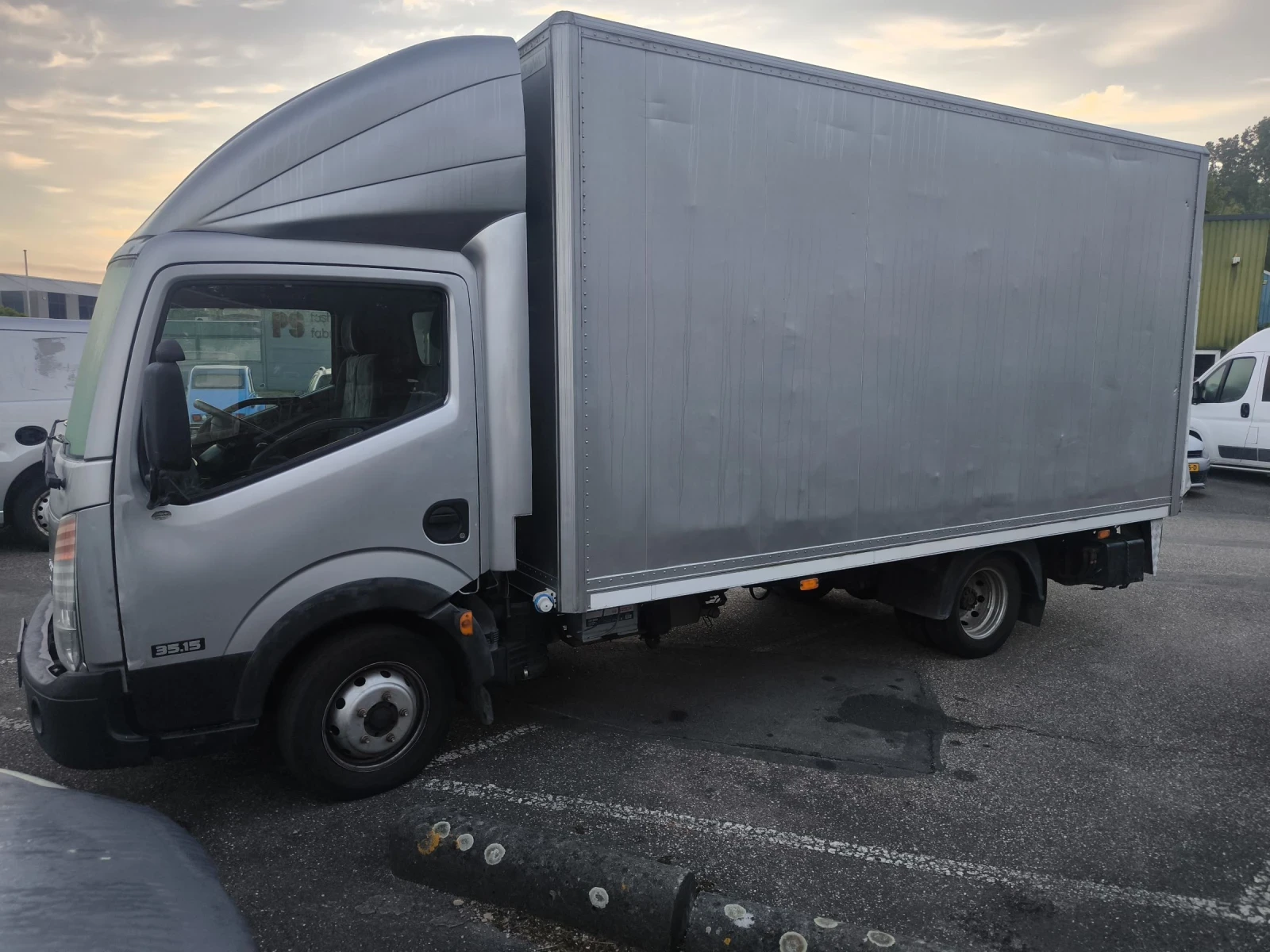 Nissan Capstar 3.0 ТУРБО ФУРГОН С ПАДАЩ БОРД, снимка 2 - Бусове и автобуси - 54744923