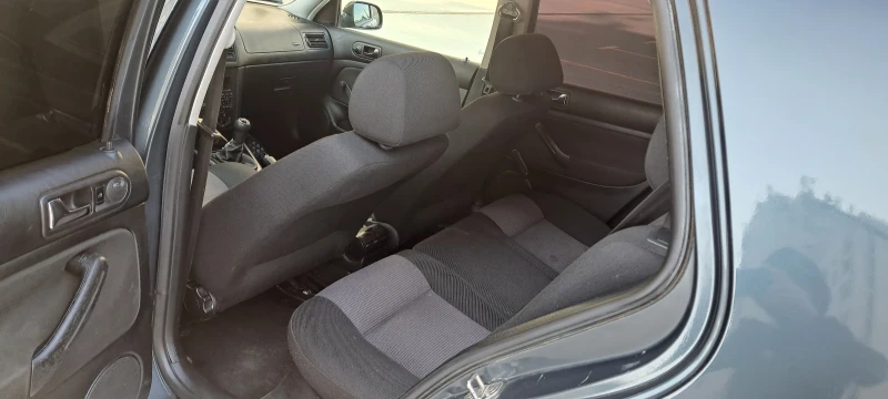 VW Golf 1.6SR/101КС, снимка 11 - Автомобили и джипове - 49418311