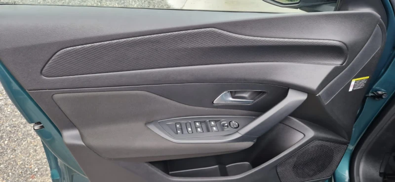Peugeot 308 1.2PureTech, снимка 13 - Автомобили и джипове - 52448549