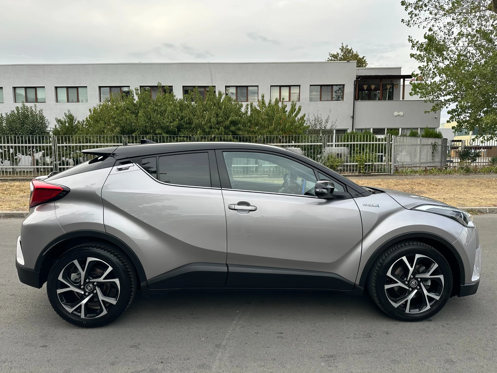 Toyota C-HR * В ГАРАНЦИЯ / ОБСУЖЕН* 1.8 HYBRID STYLE e-CVT - изображение 4