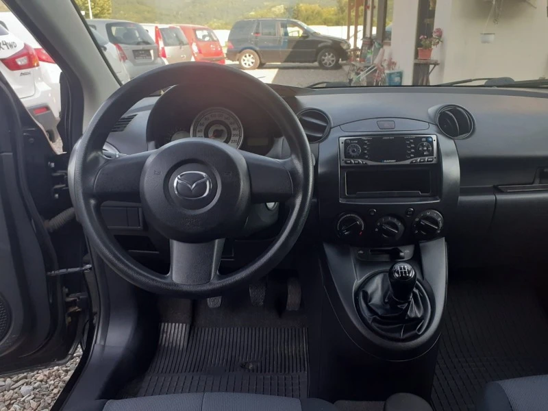 Mazda 2 1.3i klimatik , снимка 11 - Автомобили и джипове - 46578319