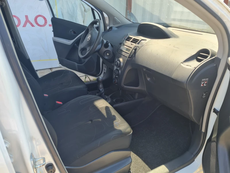 Toyota Yaris 1.0 VVT-I , снимка 9 - Автомобили и джипове - 46964200