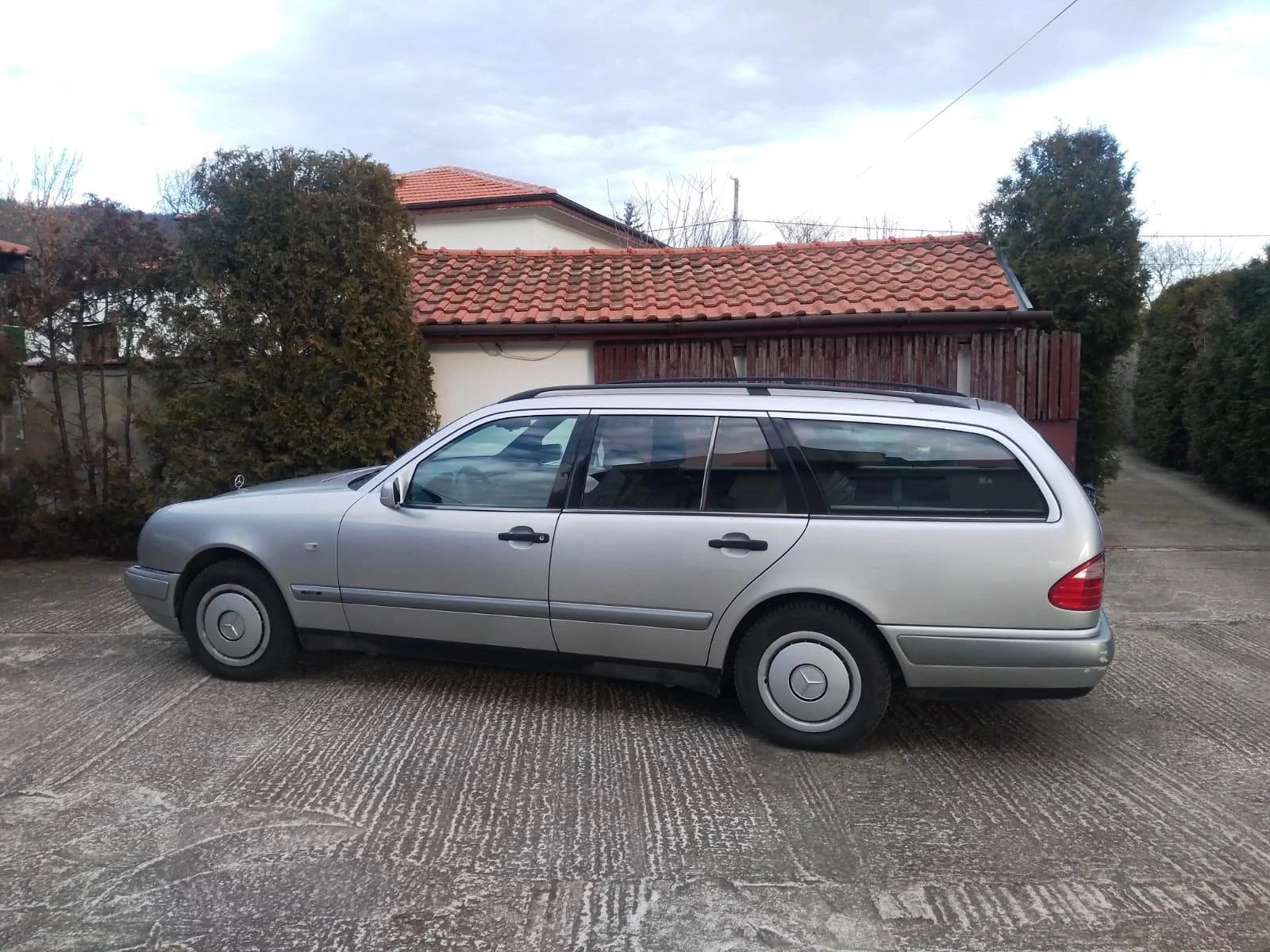 Mercedes-Benz E 230 2300, снимка 1