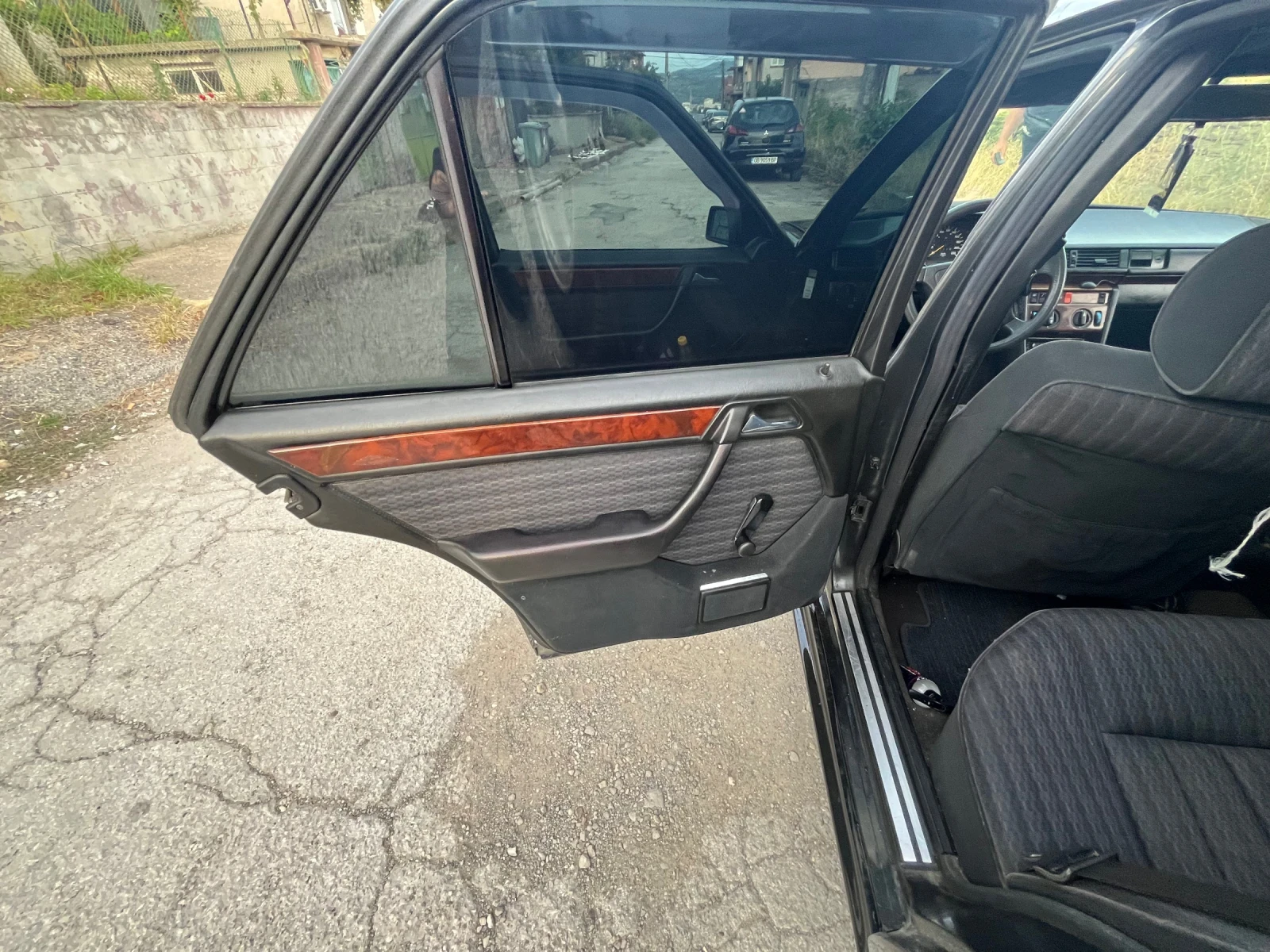 Mercedes-Benz 124 300D, снимка 11 - Автомобили и джипове - 54881435