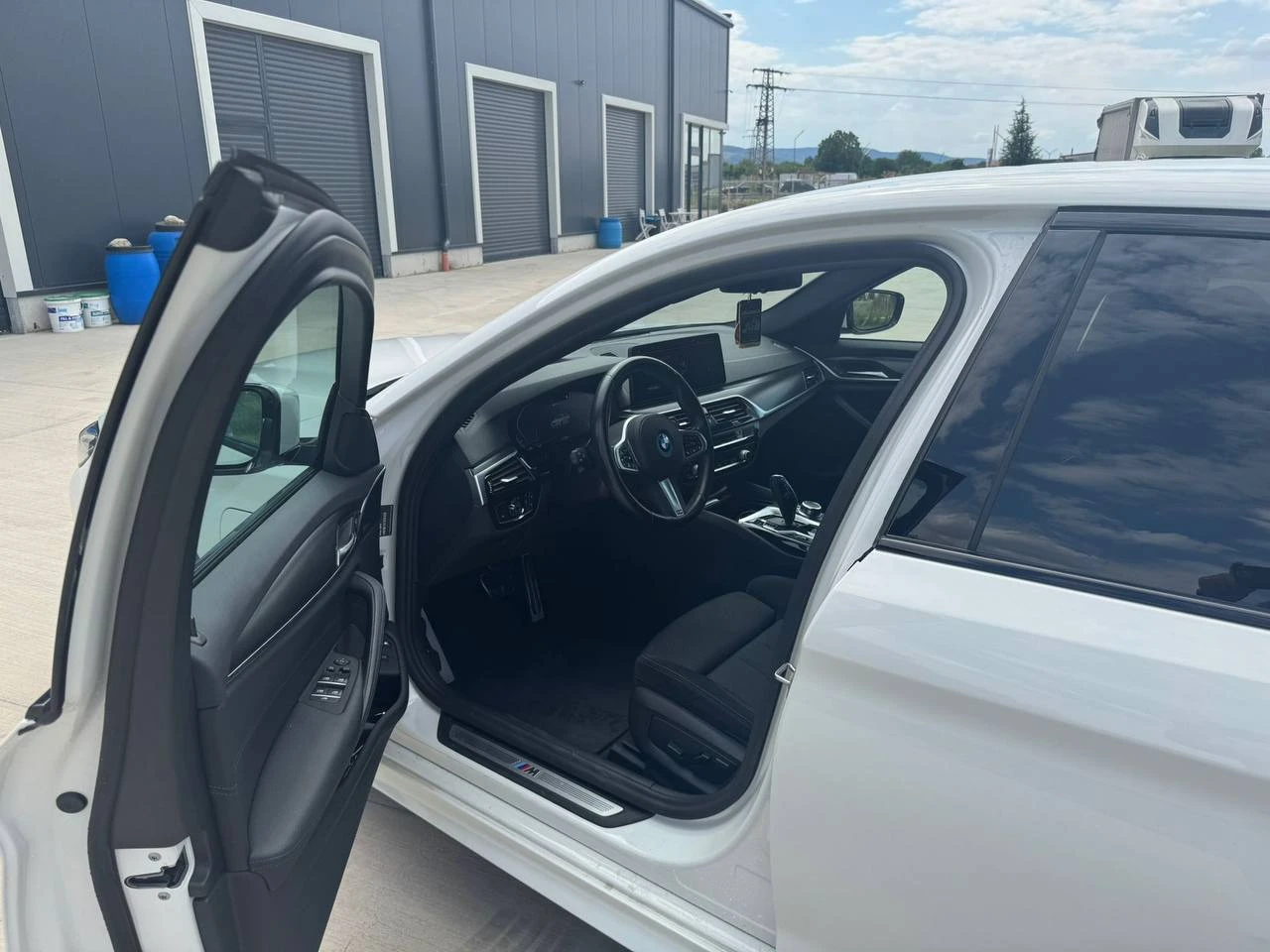 BMW 530E * М PACK * DISTRONIC * ПОДГРЕВ * HUD, снимка 13 - Автомобили и джипове - 54914510