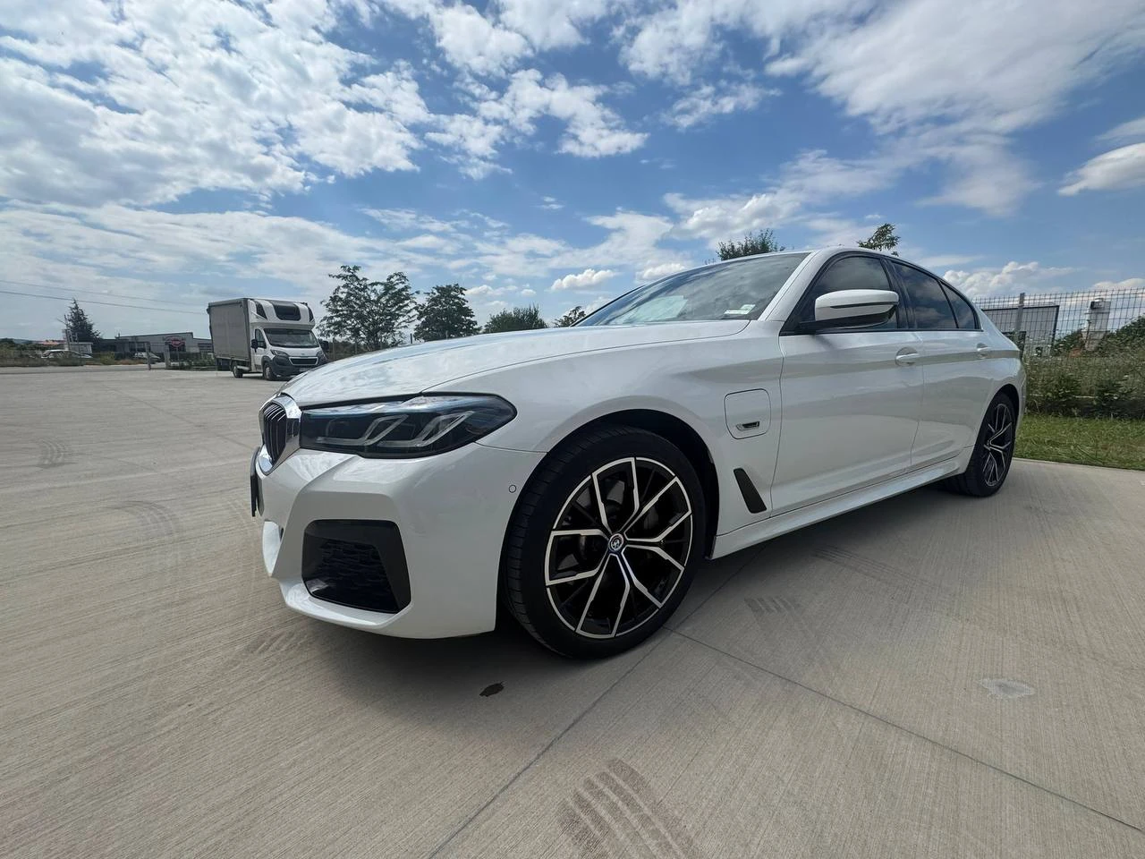 BMW 530E * М PACK * DISTRONIC * ПОДГРЕВ * HUD, снимка 5 - Автомобили и джипове - 54914510
