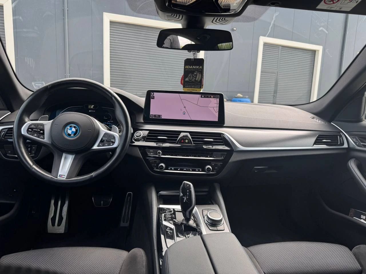 BMW 530E * М PACK * DISTRONIC * ПОДГРЕВ * HUD, снимка 10 - Автомобили и джипове - 54914510