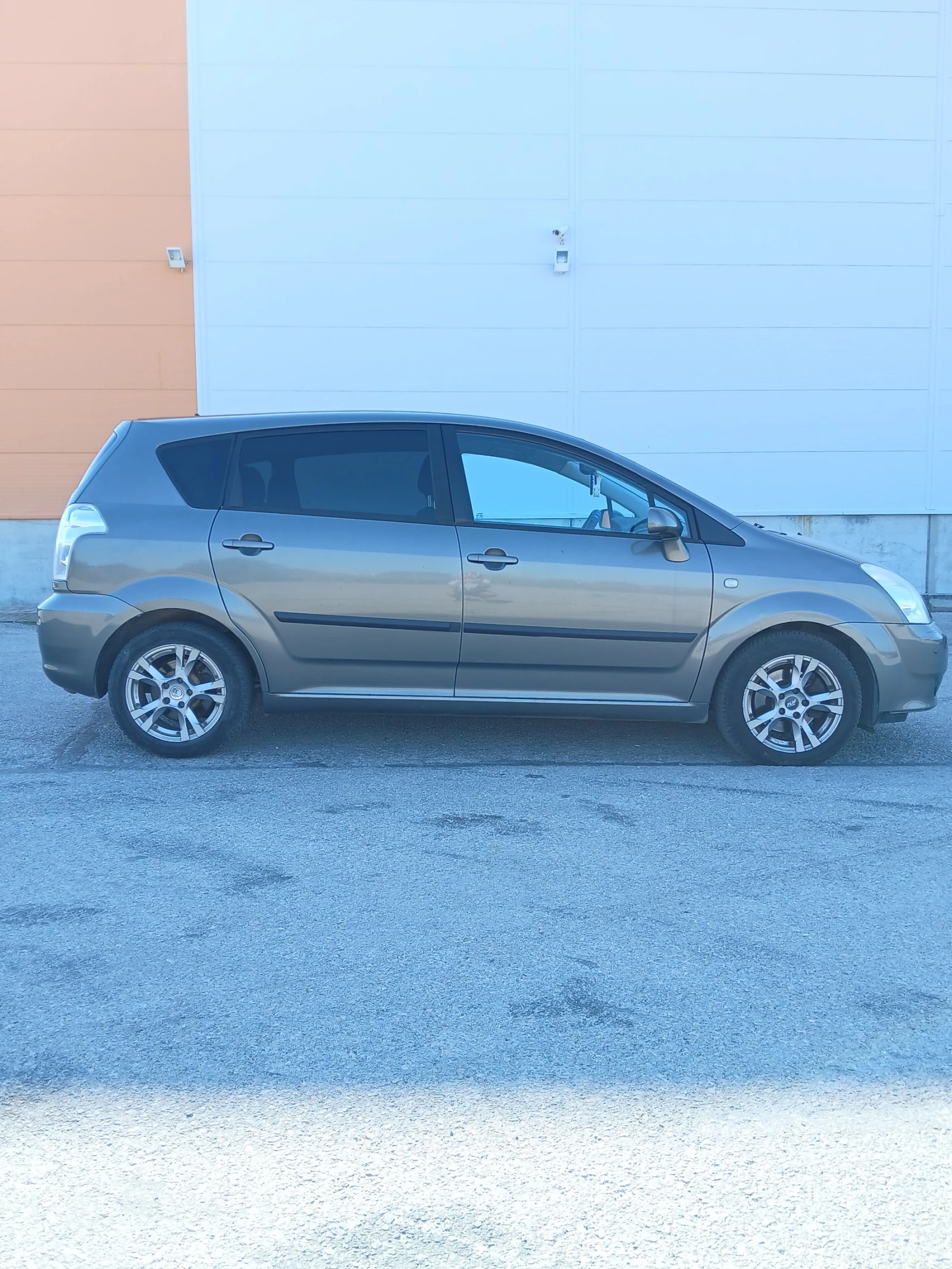 Toyota Corolla verso 2.2 D4D 136к.с.   Напълно обслужена, снимка 3 - Автомобили и джипове - 55510866